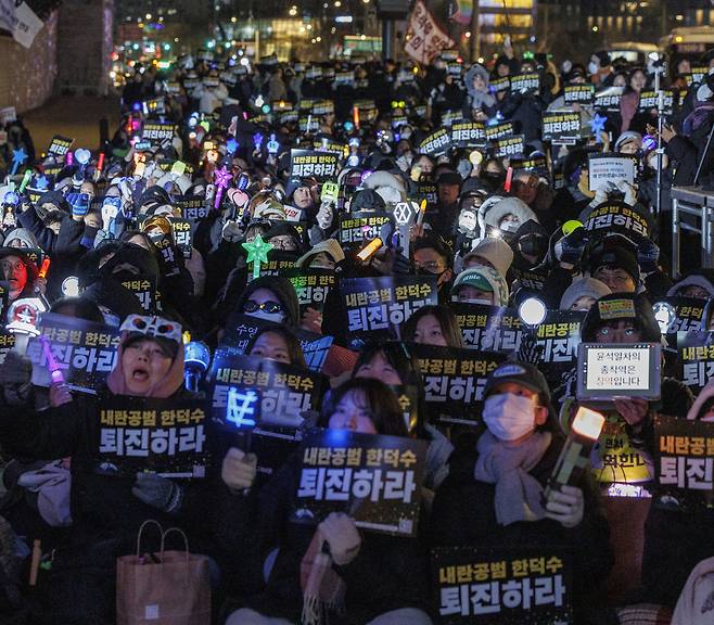 26일 오후 서울 광화문 정부서울청사 건너편에서 ‘윤석열즉각퇴진·사회대개혁’ 비상 행동이 개최한 ‘내란연장 헌법파괴’ 한덕수 퇴진 긴급행동에 참석한 시민들이 구호를 외치고 있다. [연합]