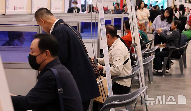 [부산=뉴시스] 하경민 기자 = '2024 부산 잡(JOB) 페스티벌'이 열린 10월24일 부산 해운대구 벡스코 제1전시장에서 중장년 구직자들이 노인일자리사업 참여상담을 하고 있다.     2024.10.24. yulnetphoto@newsis.com