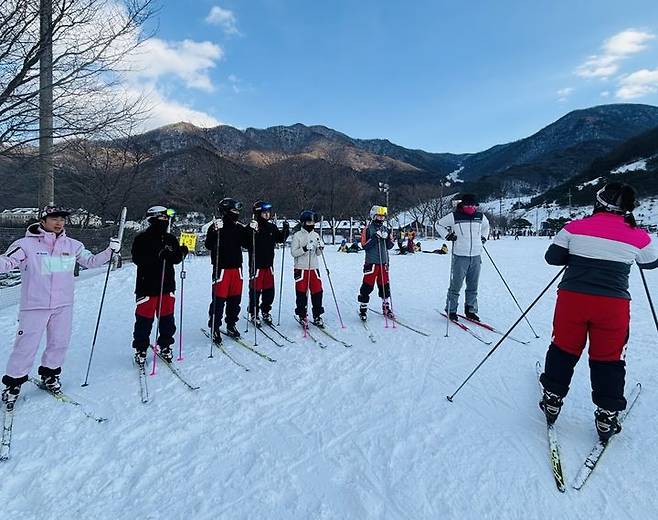 [서울=뉴시스] 부영 무주덕유산리조트에서 노르딕 스키 강습을 하는 모습. 2024.12.26. (사진=부영그룹 제공) photo@newsis.com  *재판매 및 DB 금지