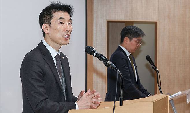 26일 서울 서초구 한국컨퍼런스센터에서 김용현 전 국방부 장관의 변호인인 이하상 변호사(왼쪽)가 기자회견을 하고 있다. 8일 검찰 특별수사본부에 긴급 체포돼 구속된 김 전 장관은 불법 수사를 주장하며 진술을 거부하고 있다. 최상수 기자