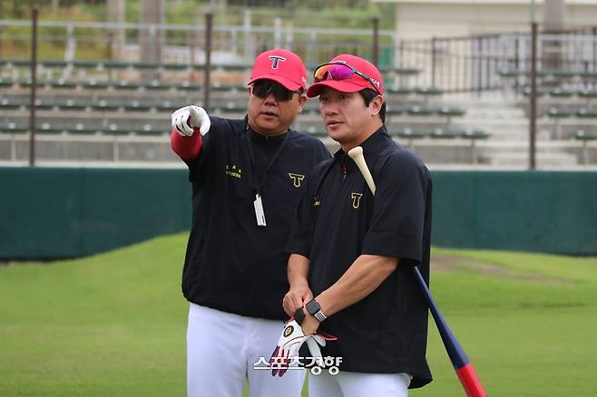 홍세완 KIA 타격코치와 김주찬 퀄리티코치가 11월 마무리캠프에서 상의하고 있다. KIA 타이거즈 제공
