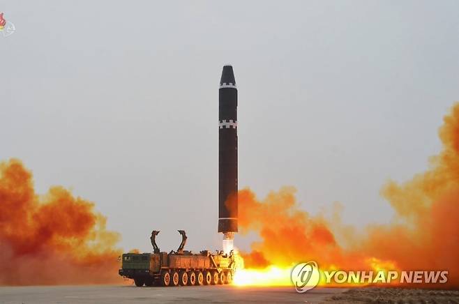 북한 ICBM '화성-15형' 발사 훈련  북한은 2023년 12월18일 ICBM 화성-15형을 고각 발사했다고 밝혔다. 북한의 ICBM 운용부대인 제1붉은기영웅중대는 평양 국제비행장에서 최대사거리체제로 고각 발사했다고 조선중앙TV가 보도했다. 발사된 미사일은 "최대정점고도 5,768.5㎞까지 상승해 거리 989㎞를 4천15초간 비행해 동해 공해상의 목표수역을 타격했다"고 이 TV는 전했다. [조선중앙TV 화면]