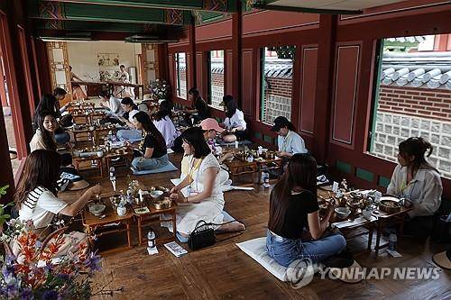 궁궐에서 특별한 하루 '한낮의 시식공감' 궁궐에서 특별한 하루 '한낮의 시식공감'
    (서울=연합뉴스) 류효림 기자 = 1일 서울 경복궁 소주방에서 열린 '한낮의 시식공감' 다문화가정 결혼 이민자 초청 행사에서 참석자들이 궁중음식을 맛보고 있다. 2024.7.1
    ryousanta@yna.co.kr