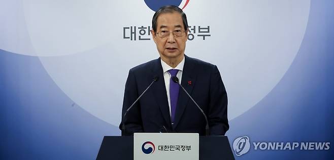 한덕수 권한대행, 대국민담화 (서울=연합뉴스) 최재구 기자 = 한덕수 대통령 권한대행 국무총리가 26일 서울 종로구 정부서울청사에서 대국민담화를 발표하고 있다. 2024.12.26 jjaeck9@yna.co.kr