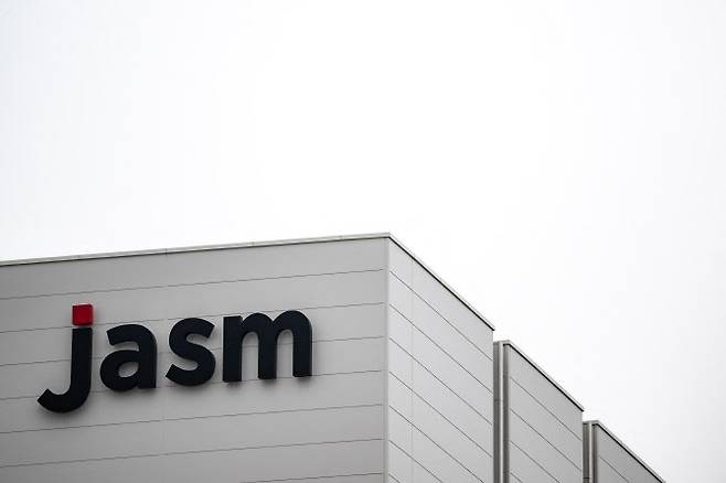 일본 구마모토현 키쿠치시 키쿠요에 세워진 TSMC의 운영자회사 JASM(Japan Advanced Semiconductor Manufacturing Company)의 회사 간판. (사진=AFP)