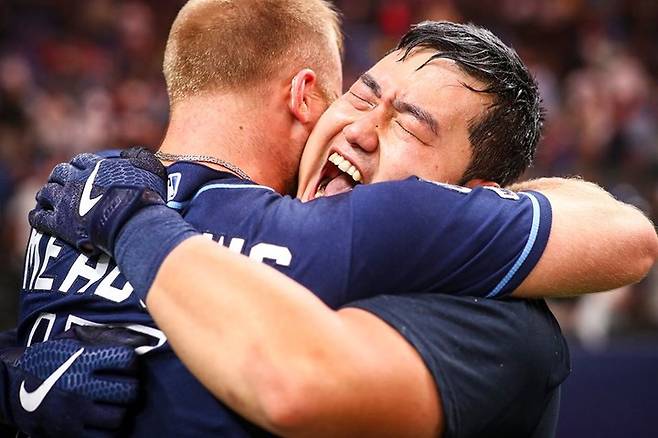 (탬파베이 시절 오스틴 메도우즈(왼쪽)가 끝내기 홈런을 친 최지만을 안아주고 있다)