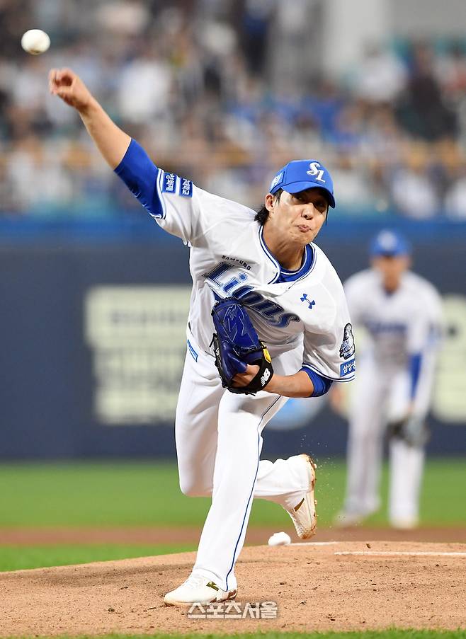 삼성 원태인이 대구삼성라이온즈파크에서 열린 LG와 2024 KBO 플레이오프 2차전에 선발 등판해 역투하고 있다. 대구 | 박진업 기자 upandup@sportsseoul.com