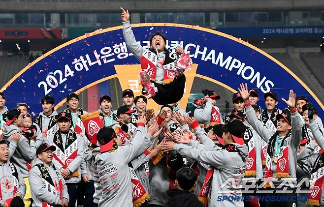 30일 서울월드컵경기장에서 열린 포항 스틸러스와 울산 HD의 2024 코리아컵 결승전, 포항 박태하 감독이 헹가레를 받고 있다. 상암=허상욱 기자 wook@sportschosun.com/2024.11.30/