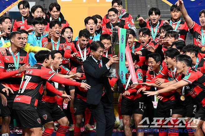 30일 서울월드컵경기장에서 열린 포항 스틸러스와 울산 HD의 2024 코리아컵 결승전, 포항이 승리하며 우승을 차지했다. 포항 박태하 감독과 선수들이 우승컵을 들어올리고 있다. 상암=허상욱 기자 wook@sportschosun.com/2024.11.30/