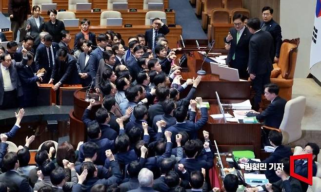 국민의힘 의원들이 27일 한덕수 국무총리 탄핵소추안이 상정된 국회 본회의에서 탄핵소추 가결 의결정족수(재적의원 과반수 찬성)를 문제 삼으며 우원식 의장에게 거센 항의를 하고 있다. 김현민 기자