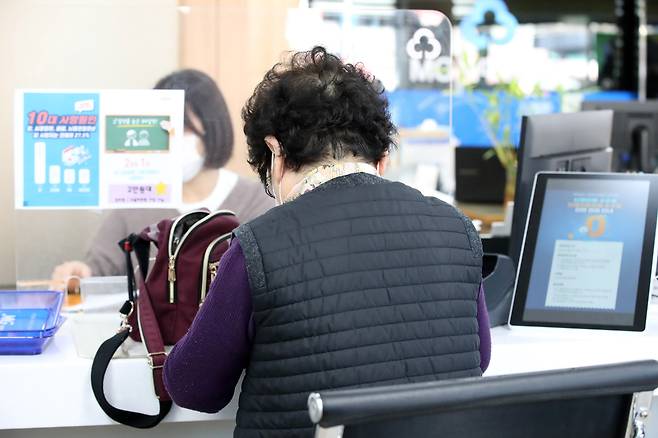 한 시민이 대구 수성구 새마을금고 창구에서 업무를 보고 있다. /뉴스1