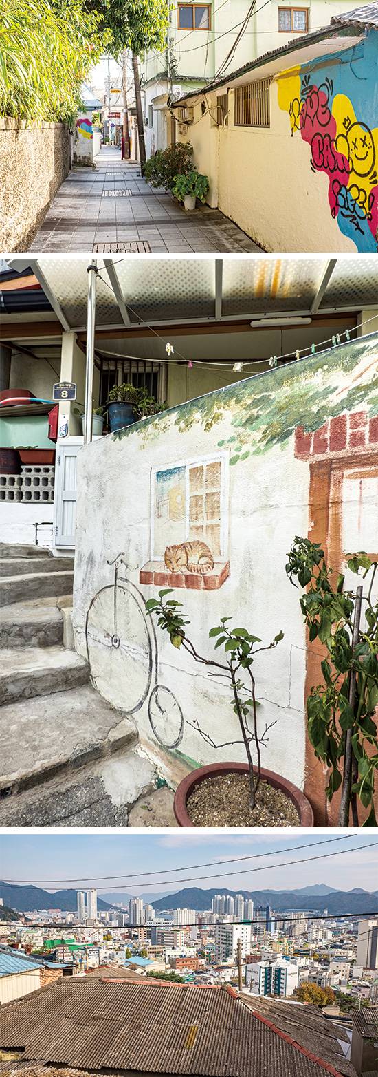 (위로부터)벽화를 보며 걷는 재미가 쏠쏠한 창동, 가고파꼬부랑길벽화마을에 그려진 벽화, 가고파꼬부랑길벽화마을에서 내려다본 마산