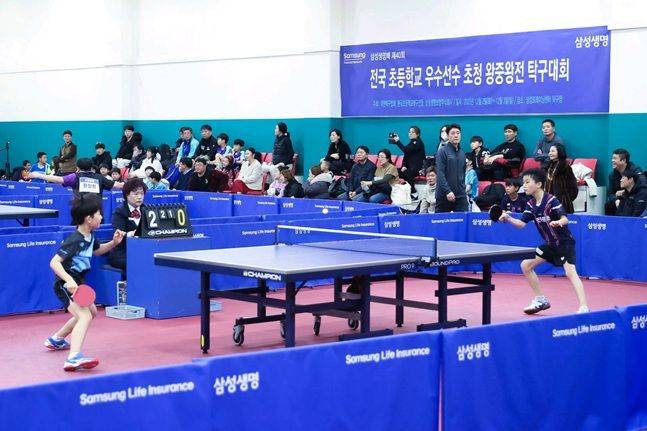 지난해 12월 '제 40회 삼성생명배 전국 초등학교 우수선수 초청 왕중왕전 탁구대회'에서 선수들이 경기를 펼치고 있다. ⓒ삼성생명