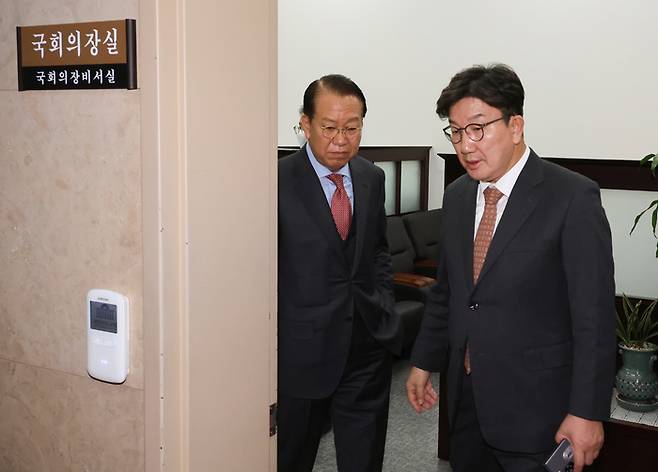 국민의힘 권성동 당 대표 권한대행 겸 원내대표(오른쪽)와 비상대책위원장으로 지명된 권영세 의원이 27일 오후 서울 여의도 국회의장실을 항의 방문한 뒤 나오고 있다. 연합뉴스 (끝)