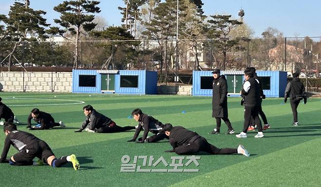 윤정환 감독이 인천 유나이티드 선수들의 훈련을 지켜보고 있다. 사진=김희웅 기자