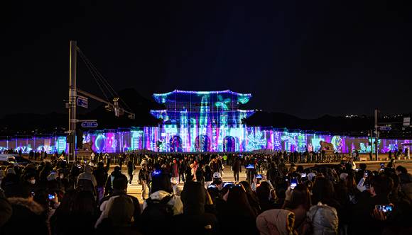 '2024 서울윈터페스타'가 개막 2주 만에 누적 방문객 332만 명을 돌파했다. 사진은 초대형 미디어 파사드 '서울라이트 광화문'을 관람하는 시민들. [사진=서울시]