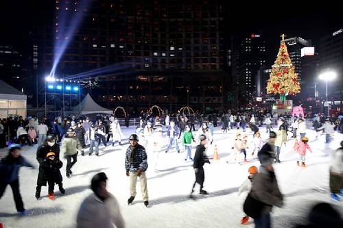 '2024 서울윈터페스타'가 개막 2주 만에 누적 방문객 332만 명을 돌파했다. 사진은 '서울광장 스케이트장'을 즐기는 시민들. [사진=서울시]