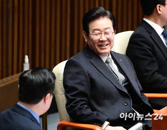 이재명 더불어민주당 대표가 26일 서울 여의도 국회에서 열린 420회 국회(임시회) 제1차 본회의에서 박찬대 원내대표와 이야기를 나누며 미소 짓고 있다. [사진=정소희 기자]