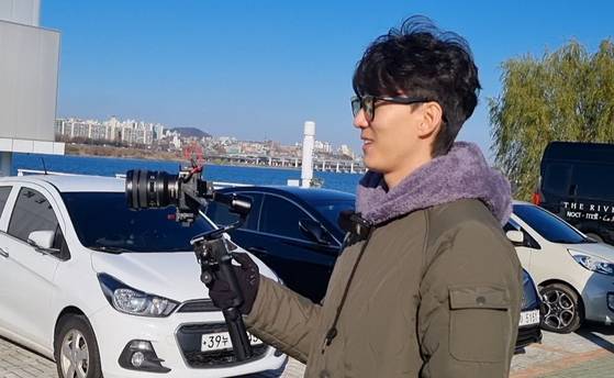 12월 8일 서울 한강 반포지구의 야외주차장에서 카비니가 차량을 리뷰하는 모습. 안덕관 기자