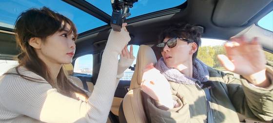 차량의 외관 소개를 마친 뒤 본격적인 시승에 앞서 차 내부에 카메라를 설치하고 있다. 안덕관 기자