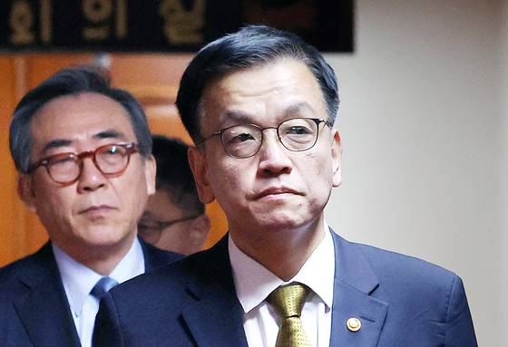 최상목 경제부총리 겸 기획재정부 장관이 27일 서울 종로구 정부서울청사에서 임시 국무위원 간담회를 주재하기 위해 회의실로 입장하고 있다. 뉴시스