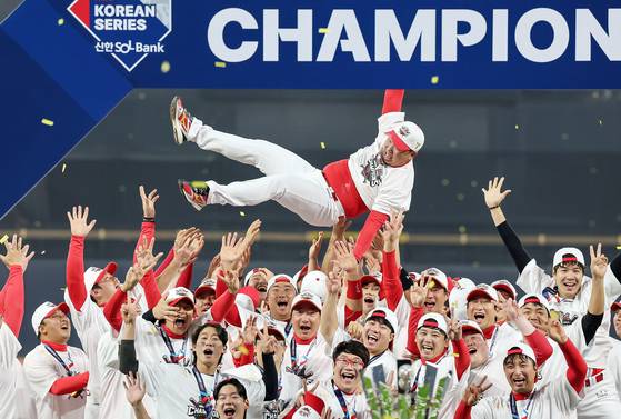 The Kia Tigers toss manager Lee Bum-ho into the air after beating the Samsung Lions 7-5 at Gwangju-Kia Champions Field in Gwangju on Oct. 28. [NEWS1]