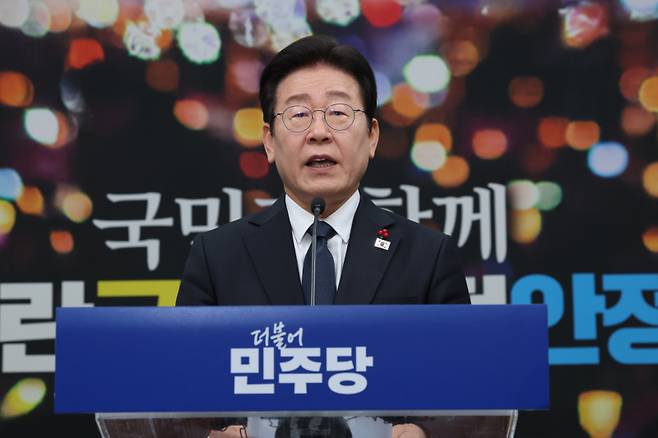 이재명 더불어민주당 대표가 27일 오전 서울 여의도 국회에서 한덕수 대통령 권한대행 국무총리 탄핵소추 등 정국 상황에 대한 입장을 발표하고 있다. 연합뉴스&nbsp;