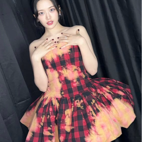 초커 목걸이와 체인 디테일이 더해져 안유진의 강렬한 비주얼이 돋보였다.사진=안유진 SNS