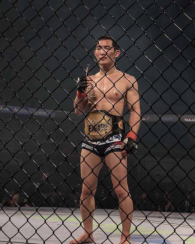 문기범이 2018년 12월 초대 AFC 페더급 챔피언으로서 타이틀 2차 방어에 성공한 후 기념 촬영을 하고 있다. 사진=Angel‘s Fighting Championship