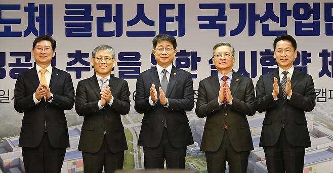 [용인=뉴시스] 김종택 기자 = 26일 경기도 용인시 기흥구 삼성전자 기흥캠퍼스에서 열린 용인 반도체 클러스터 국가산업단지 지정 성공적 추진을 위한 실시협약 체결식에서 이상일 용인시장, 김용관 삼성전자 사장, 박상우 국토부장관, 이한준 LH사장, 고영민 경기도 경제부지사(사진 왼쪽부터)가 체결식에 앞서 기념촬영을 하고 있다. 2024.12.26. jtk@newsis.com