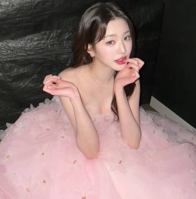 장원영이 플라워 디테일이 어우러진 사랑스러운 드레스를 입고 눈부신 미모를 뽐냈다. 사진은 장원영이 자신의 인스타그램에 올린 셀카. /사진=장원영 인스타그램 캡처