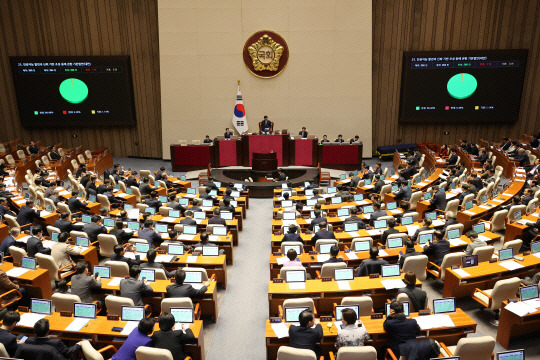 26일 국회 본회의에서 인공지능 발전과 신뢰 기반 조성 등에 관한 기본법안(AI기본법)이 통과되고 있다. 연합뉴스