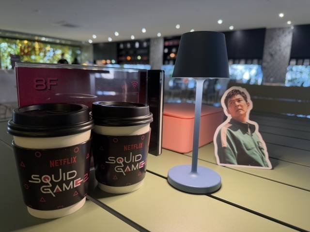 '오징어 게임2' 홍보 포스터로 랩핑된 ㅎㄷ카페/ㅎㄷ카페