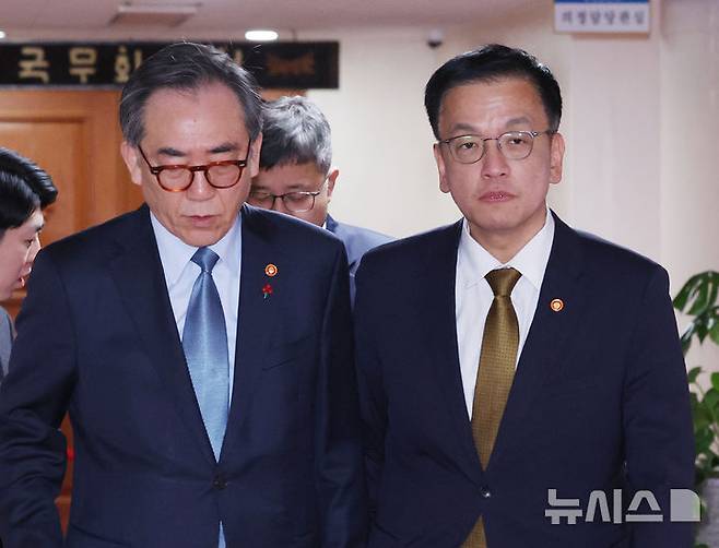 [서울=뉴시스] 조수정 기자 = 최상목 경제부총리 겸 기획재정부 장관이 27일 서울 종로구 정부서울청사에서 임시 국무위원 간담회를 주재하기 위해 회의실로 입장하고 있다. 왼쪽은 조태열 외교부 장관. 2024.12.27. chocrystal@newsis.com