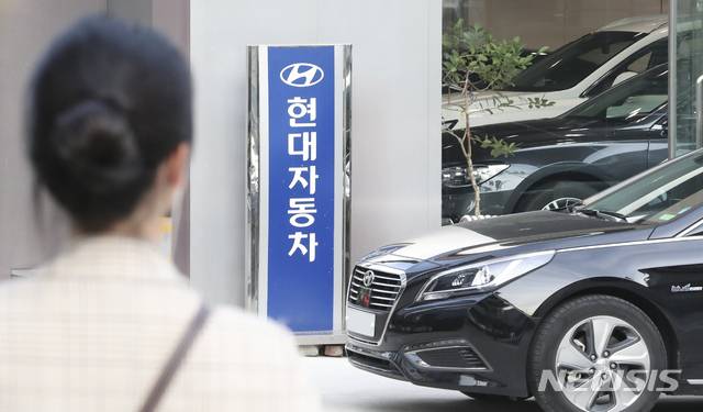 【서울=뉴시스】최진석 기자 = 25일 현대차가 3분기 최악의 실적을 받아든 가운데 주가도 곤두박질치고 있다. 하루 만에 주가가 6%가량 급락했고 시가총액도 약 1조5000억원이 증발했다.현대차 주가 급락의 주요 요인으로는 3분기 부진한 실적이 꼽힌다. 현대차는 이날 3분기 연결기준 잠정 영업이익이 전년 동기 대비 76% 하락한 2889억원이라고 공시했다. 당기순이익도 67.4% 급감한 3060억원으로 집계됐다. 사진은 이날 오후 서울 현대차 대리점의 모습. 2018.10.25.myjs@newsis.com
