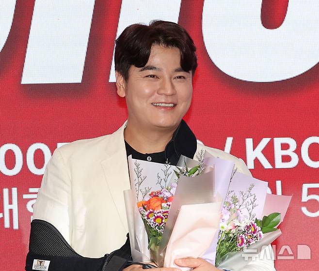 [인천=뉴시스] 전진환 기자 = 프로야구 SSG 랜더스의 추신수가 7일 오후 인천 연수구 경원재 앰배서더 인천에서 열린 은퇴 기자회견에서 김광현, 최정으로부터 꽃다발을 받고 밝게 웃고 있다.  2024.11.07. amin2@newsis.com