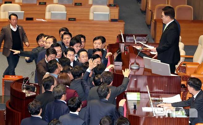 [서울=뉴시스] 조성봉 기자 = 우원식 국회의장이 27일 오후 서울 여의도 국회에서 열린 제420회국회(임시회) 제2차 본회의에서 국무총리(한덕수) 탄핵소추안 상정 관련 국민의힘 의원들이 단상을 점거하자 박찬대 더불어민주당 원내대표를 비롯한 의원들이 막아서고 있다. 2024.12.27. suncho21@newsis.com