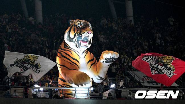 [OSEN=광주, 최규한 기자] KIA 응원단석에서 거대한 호랑이 모형 풍선이 펼쳐지고 있다. 2024.10.28 / dreamer@osen.co.kr