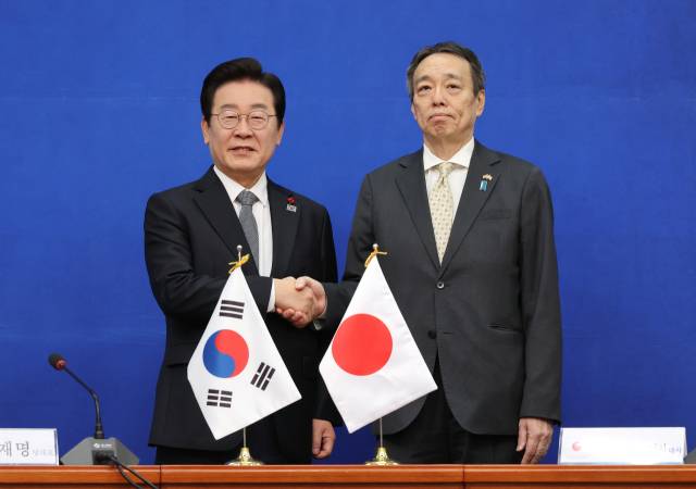 ▲더불어민주당 이재명 대표가 26일 오전 국회에서 미즈시마 고이치(水嶋光一) 주한일본대사를 접견하고 있다. ⓒ연합뉴스