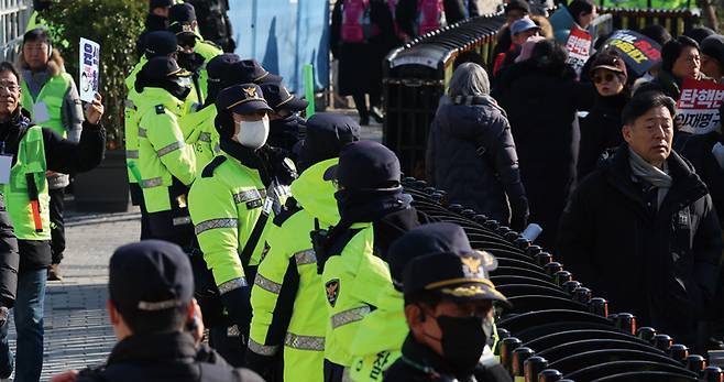 윤석열 대통령이 공수처의 2차 출석 요구에 불응한 12월25일 서울 용산구 한남동 대통령 관저 앞에서 경찰이 경계 근무를 서고 있다. ⓒ연합뉴스