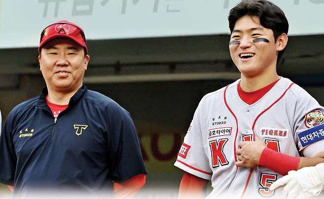 KIA 이범호 감독은 프로 3년차에 최고 선수로 올라선 김도영에게 오프시즌 충분한 휴식을 강조한다. 그렇지만 김도영은 일찌감치 새 시즌 준비에 돌입하며 더 높은 곳을 바라보고 있다. 사진은 이범호 감독(왼쪽)이 정규시즌 경기 시작 전 김도영과 이야기하며 활짝 웃는 모습. KIA 타이거즈 제공