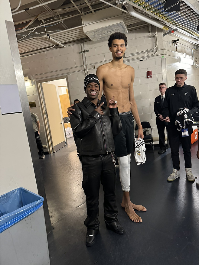 레알 마드리드 비니시우스가 26일 NBA 스타 빅터 웸반야마와 기념 사진을 찍었다. 비니시우스 SNS