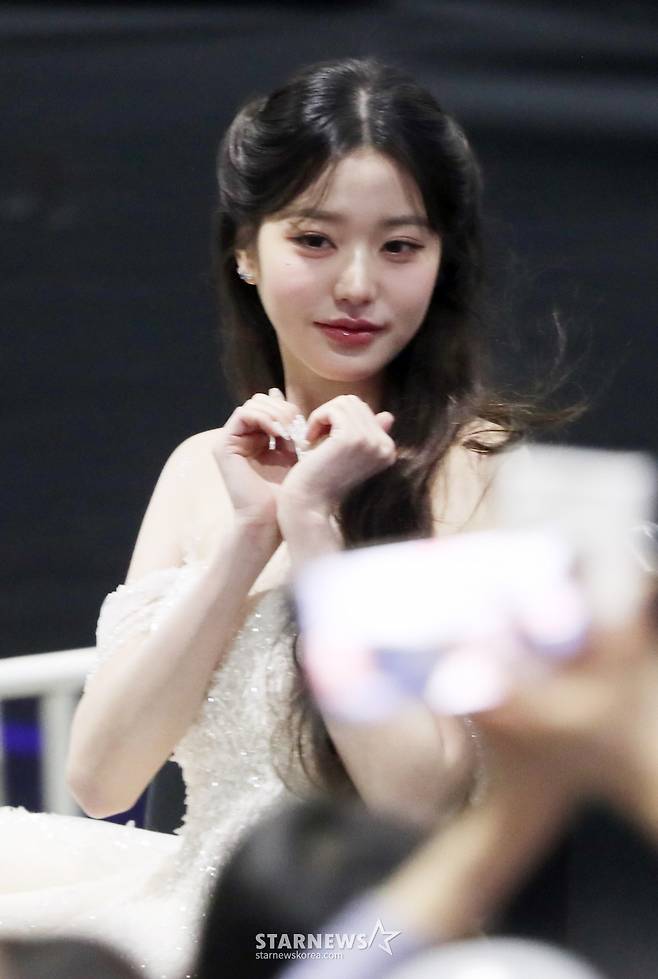 장원영 '새침하트'[★포토]