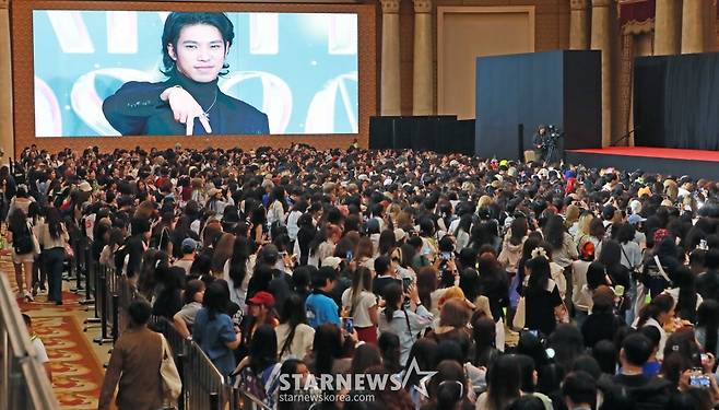 발디딜 틈 없는 2024 AAA 레드카펫[★포토]