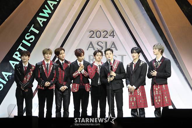 그룹 휘브가 27일 오후 태국 방콕 임팩트 챌린저 홀 1-2(IMPACT Challenger Hall 1-2)에서 열린 '제 9회 아시아 아티스트 어워즈'(The 9th Asia Artist Awards')' 에서 AAA Focus를 수상하고 소감을 말하고 있다. 2024.12.27 /사진=임성균 tjdrbs23@