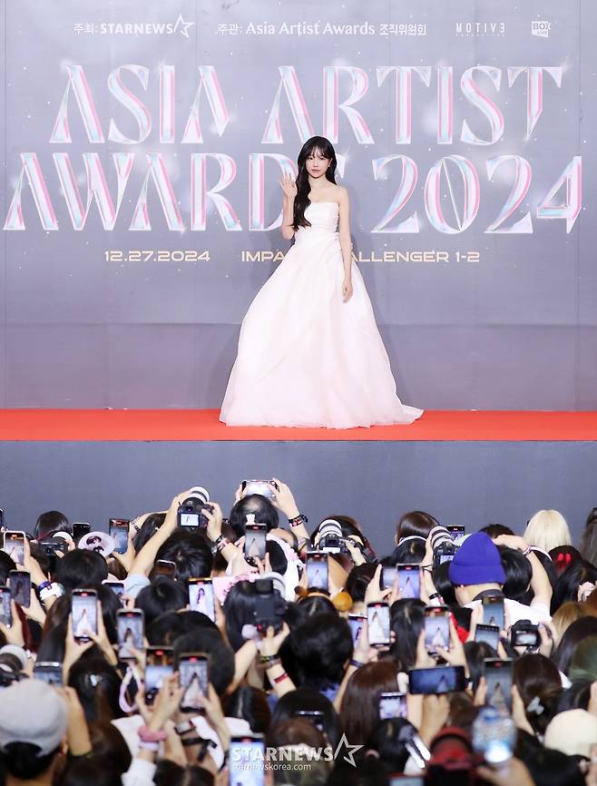 배우 조유리가 27일 오후 태국 방콕 임팩트 챌린저 홀 1-2(IMPACT Challenger Hall 1-2)에서 진행된 '제 9회 아시아 아티스트 어워즈'(The 9th Asia Artist Awards, 이하 'AAA 2024')' 레드카펫 행사에 참석해 포즈를 취하고 있다. 2024.12.27 /사진=김창현 chmt@