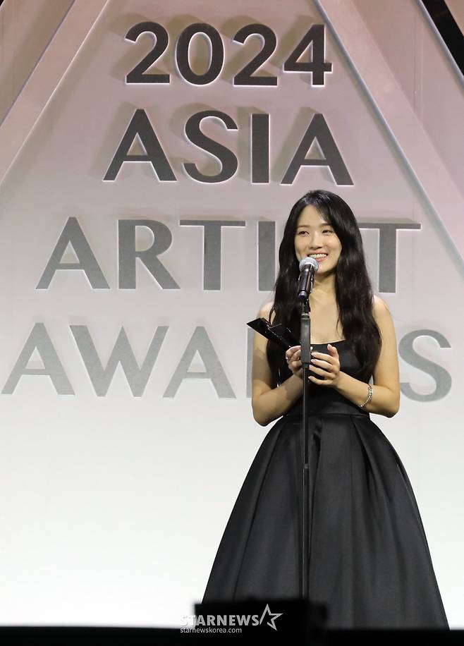 배우 김혜윤이 27일 오후 태국 방콕 임팩트 챌린저 홀 1-2(IMPACT Challenger Hall 1-2)에서 열린 '제 9회 아시아 아티스트 어워즈'(The 9th Asia Artist Awards')' 에서 AAA Popularity 상을 수상하고 소감을 말하고 있다.  2024.12.27 /사진=임성균 tjdrbs23@