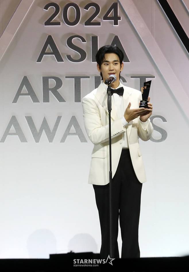 배우 김수현이 27일 오후 태국 방콕 임팩트 챌린저 홀 1-2(IMPACT Challenger Hall 1-2)에서 열린 '제 9회 아시아 아티스트 어워즈'(The 9th Asia Artist Awards')' 에서 AAA Hot Trend 상을 수상하고 소감을 말하고 있다.  2024.12.27 /사진=임성균 tjdrbs23@
