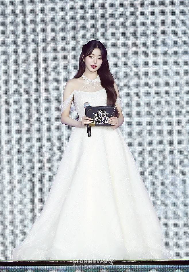 아이브 장원영이 27일 오후 태국 방콕 임팩트 챌린저 홀 1-2(IMPACT Challenger Hall 1-2)에서 진행된 '제 9회 아시아 아티스트 어워즈'(The 9th Asia Artist Awards, 이하 'AAA 2024')'에 MC로 등장하고 있다. 2024.12.27 /사진=김창현 chmt@