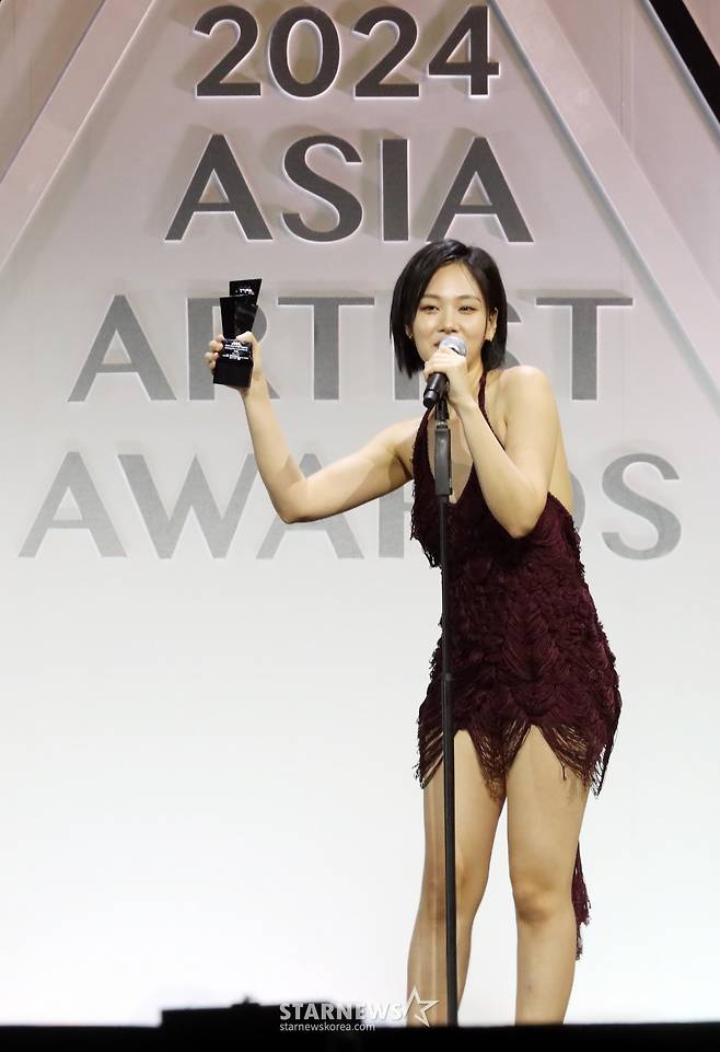 가수 비비(김형서)가 27일 오후 태국 방콕 임팩트 챌린저 홀 1-2(IMPACT Challenger Hall 1-2)에서 열린 '제 9회 아시아 아티스트 어워즈'(The 9th Asia Artist Awards')' 에서 AAA New Wave 상을 수상하고 소감을 말하고 있다.  2024.12.27 /사진=임성균 tjdrbs23@